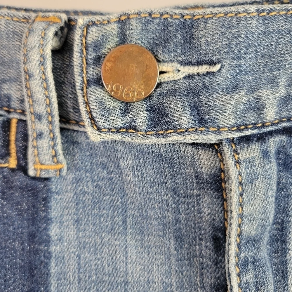 THE GAP // 1969 mid waist 5 pocket zippered side slit raw hem denim jean shorts